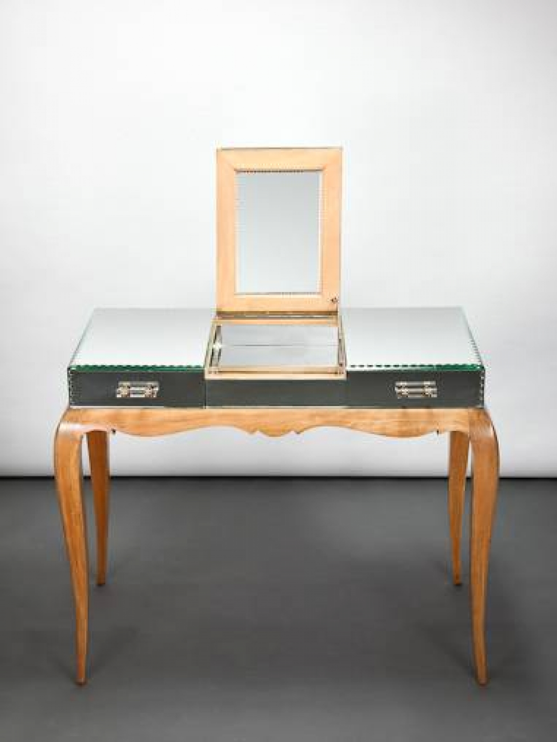 Mirroed dressing table