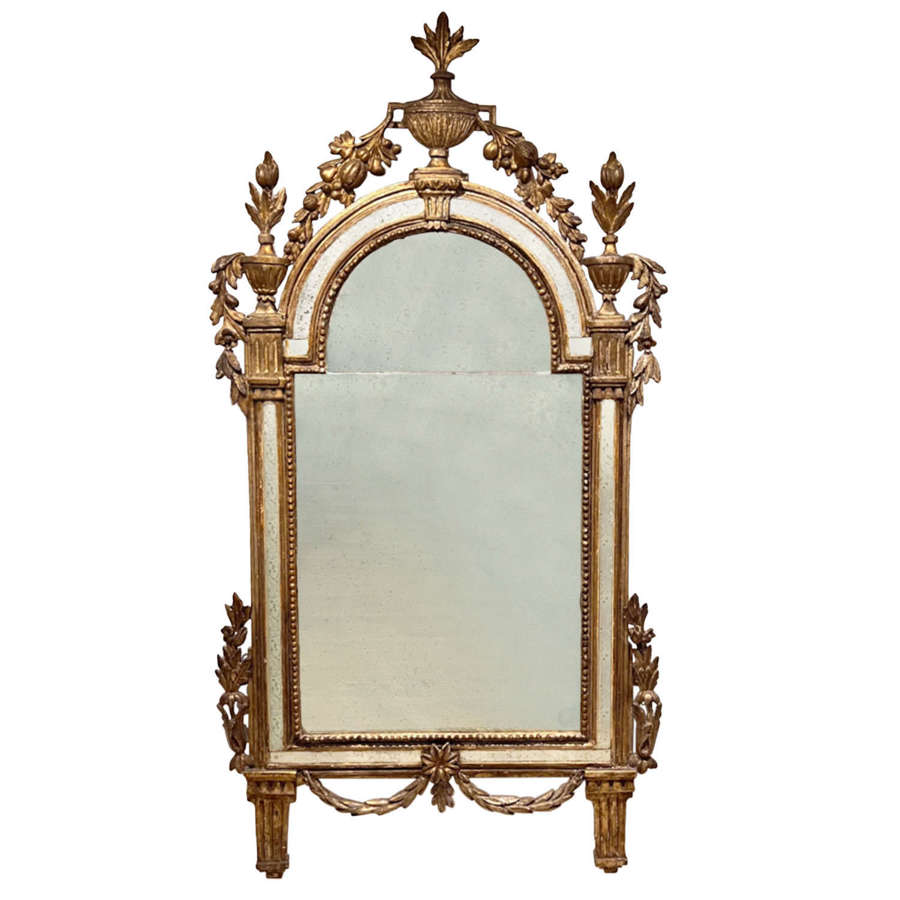 Italian 18th Century Carved Giltwood Mirror